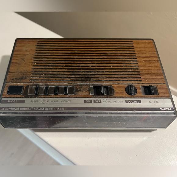 Vintage GE Alarm Am/Fm Radio Digital Clock *Tested* - Picture 2 of 9